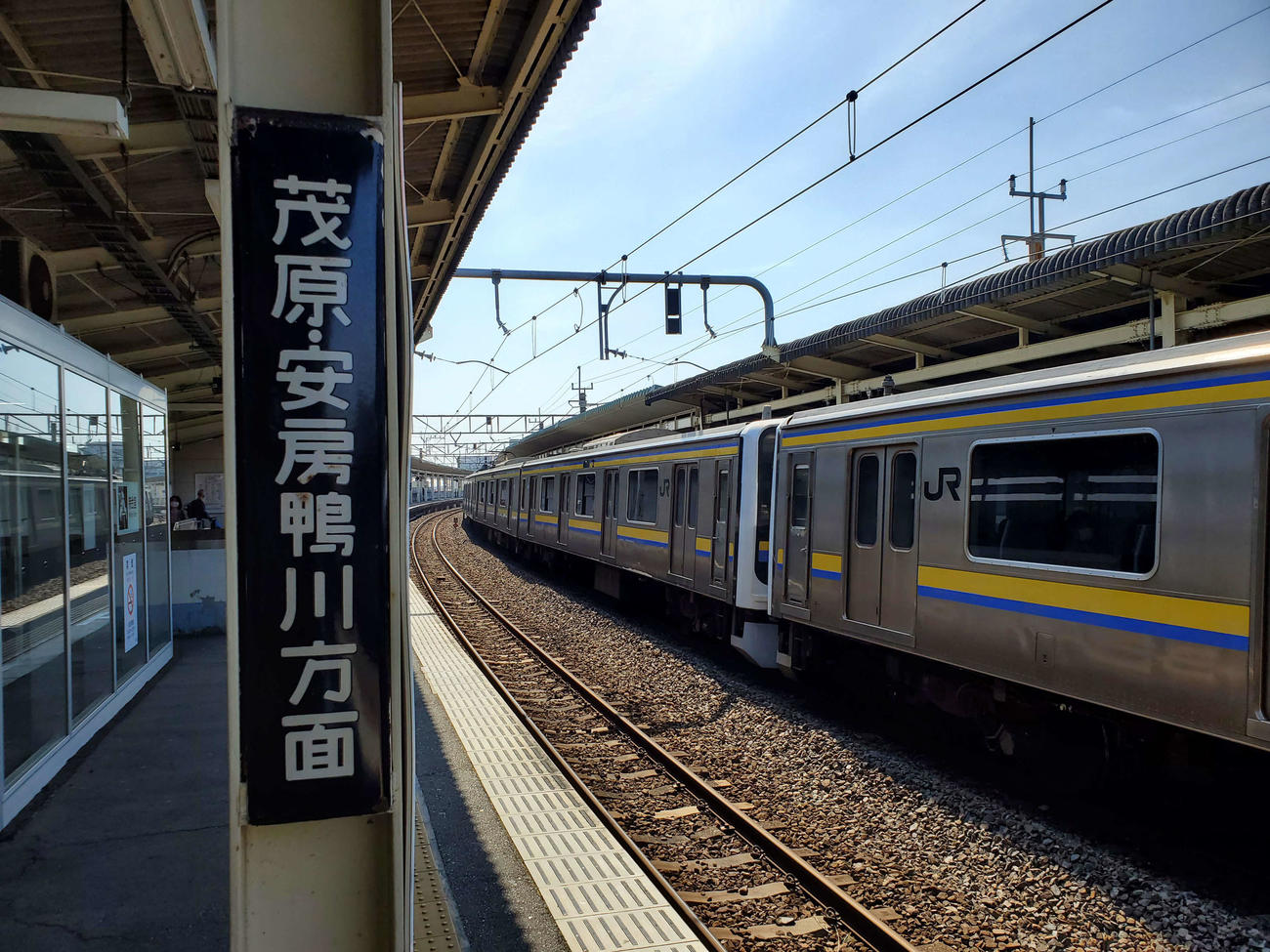 〈4〉ホームの柱に残るホーロー案内の文字は明らかに「案件」である