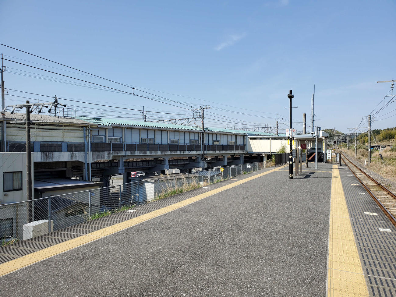 〈7〉東金線ホームから外房線ホーム（左）を望む