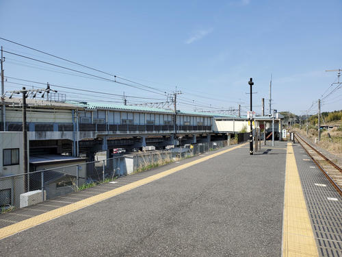 〈7〉東金線ホームから外房線ホーム（左）を望む