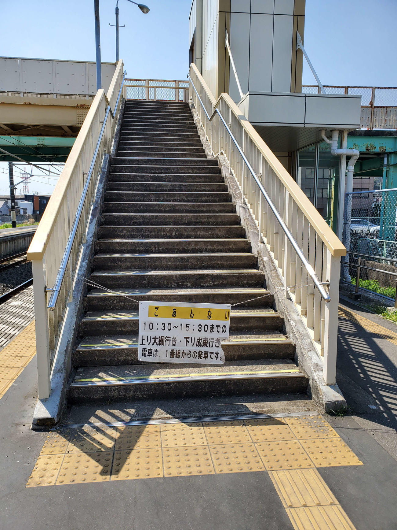 〈3〉昼間は使用されないホーム内の跨線橋。その向こうに駅の外をまたぐ跨線橋がある