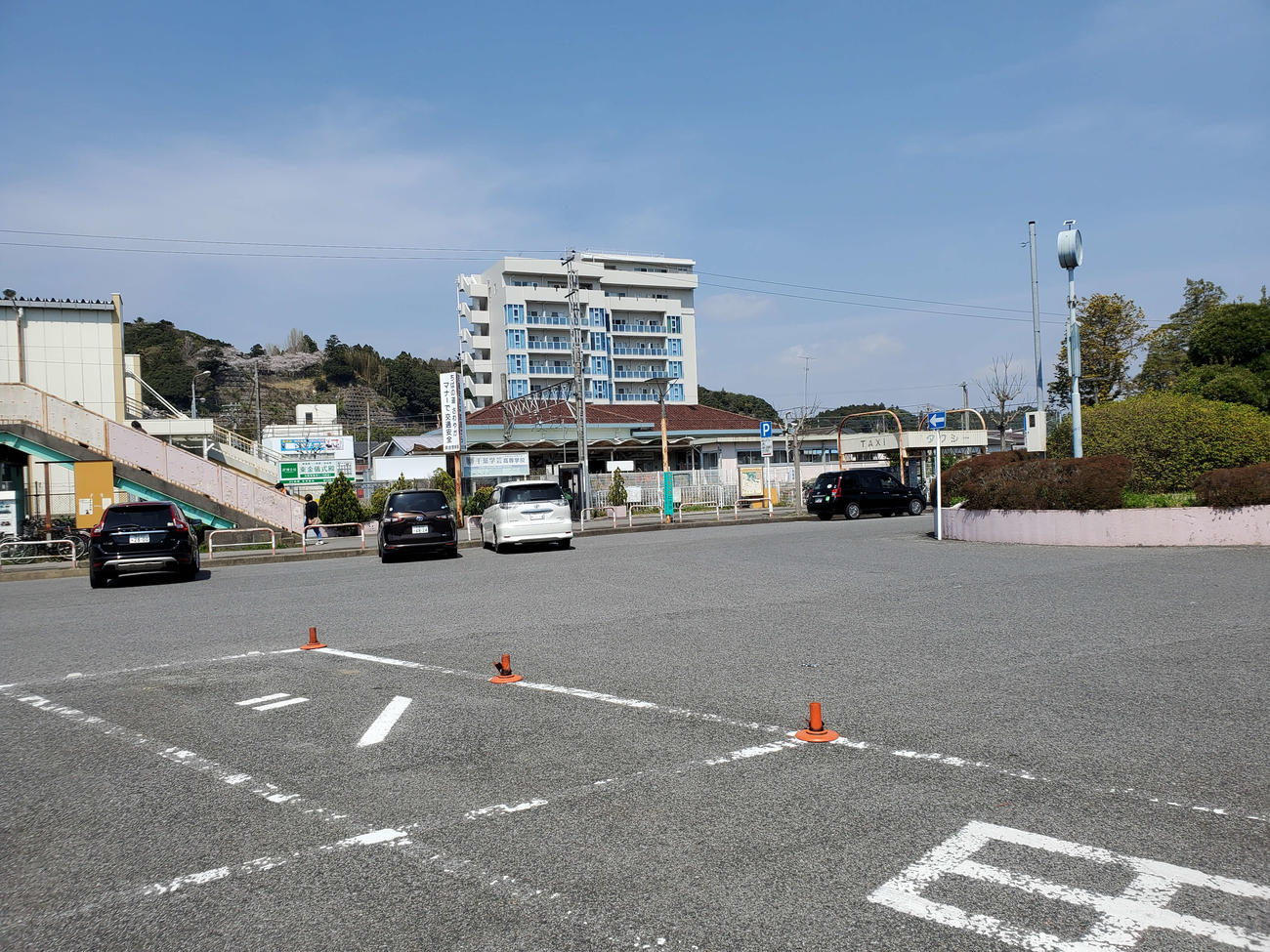 〈4〉ロータリーはあるのに駅舎はないユニークな構造。「東口」と呼ばれている