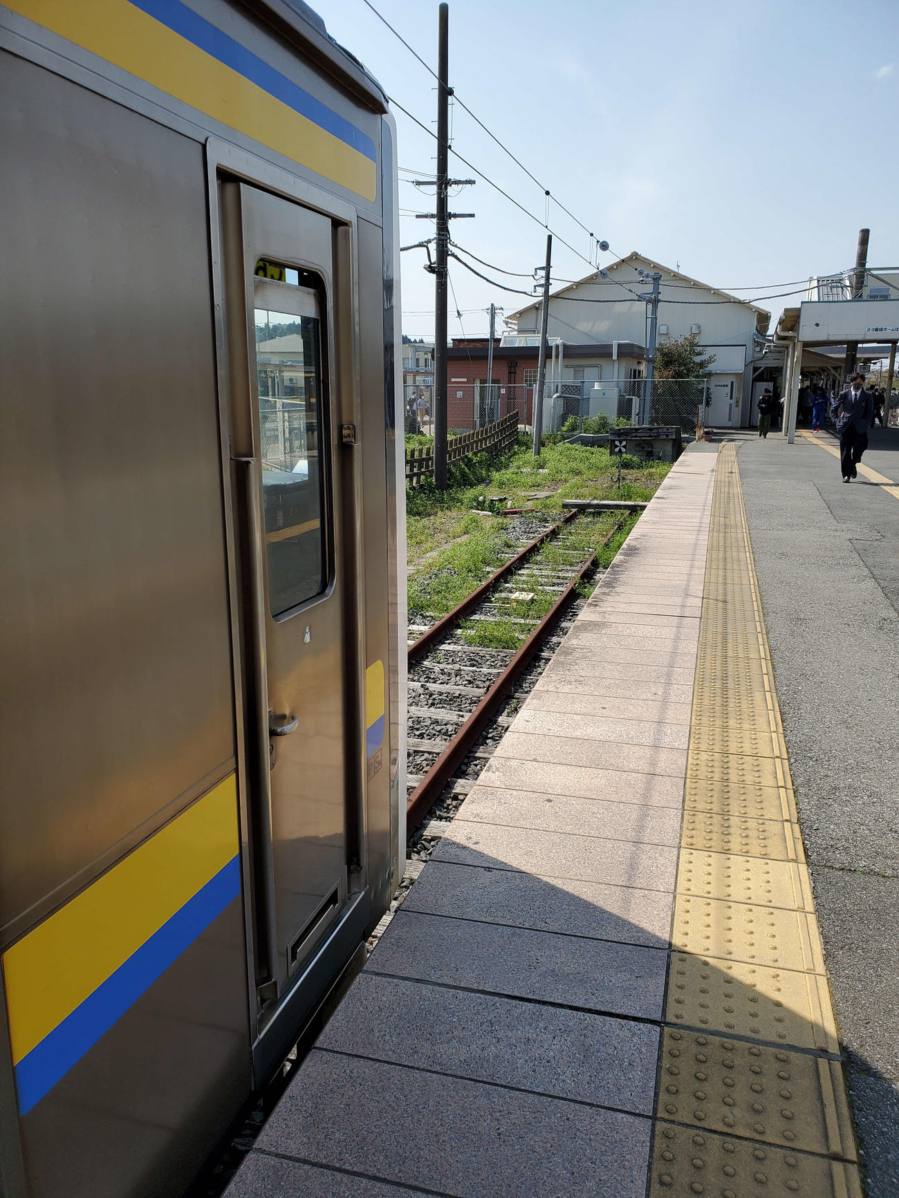 〈8〉0番線は切り欠きホームとなっている