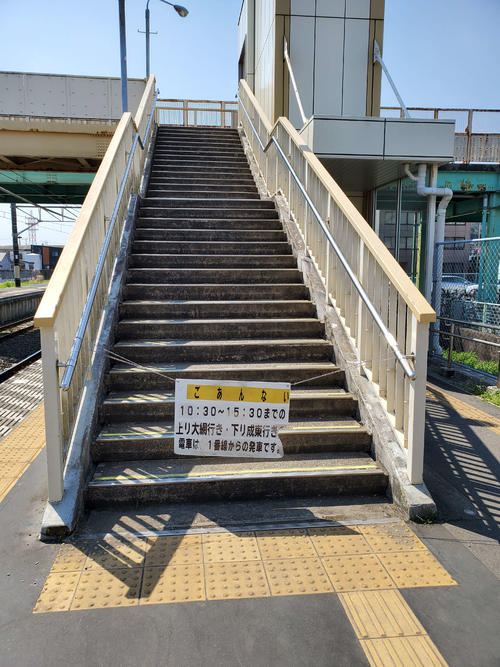〈3〉昼間は使用されないホーム内の跨線橋。その向こうに駅の外をまたぐ跨線橋がある