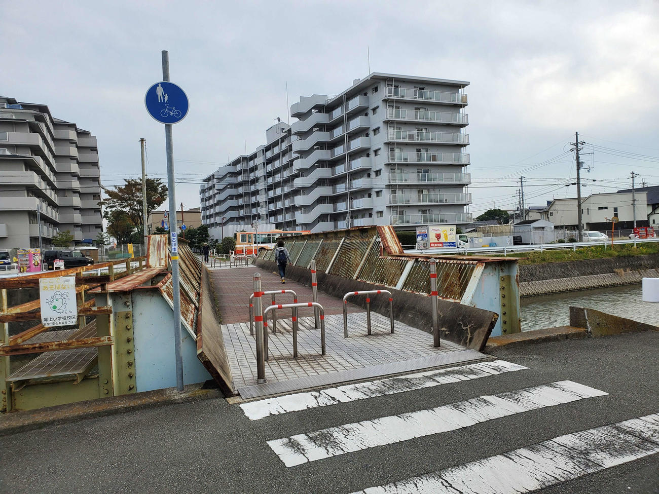 ＜4＞廃線跡の両側には大規模マンションができている
