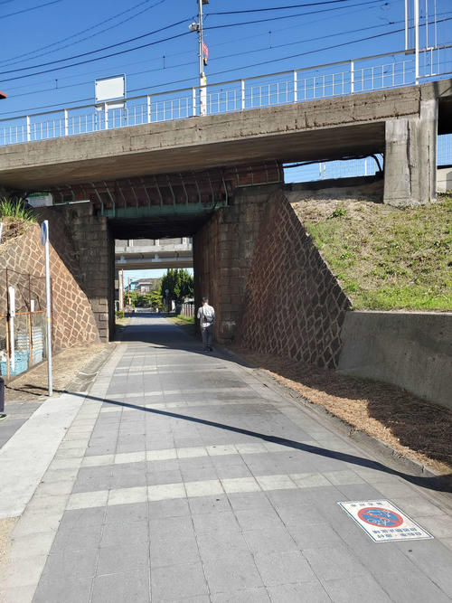 <11>山陽電車との交差地点での廃線跡。上に見えるのは別府駅のホーム