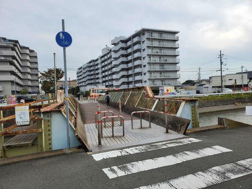 <4>廃線跡の両側には大規模マンションができている