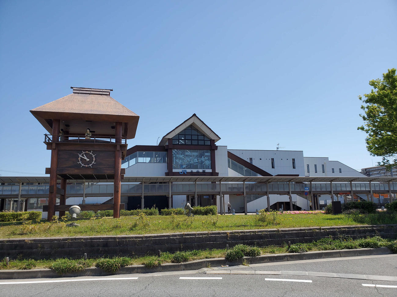 〈1〉かつては別府鉄道が乗り入れていた土山駅。南側は大きなロータリーとなっている