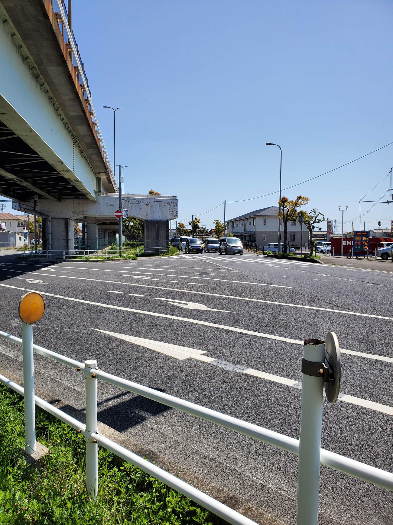 〈15〉片側が高架、片側は地上と不自然な構造となつている交差