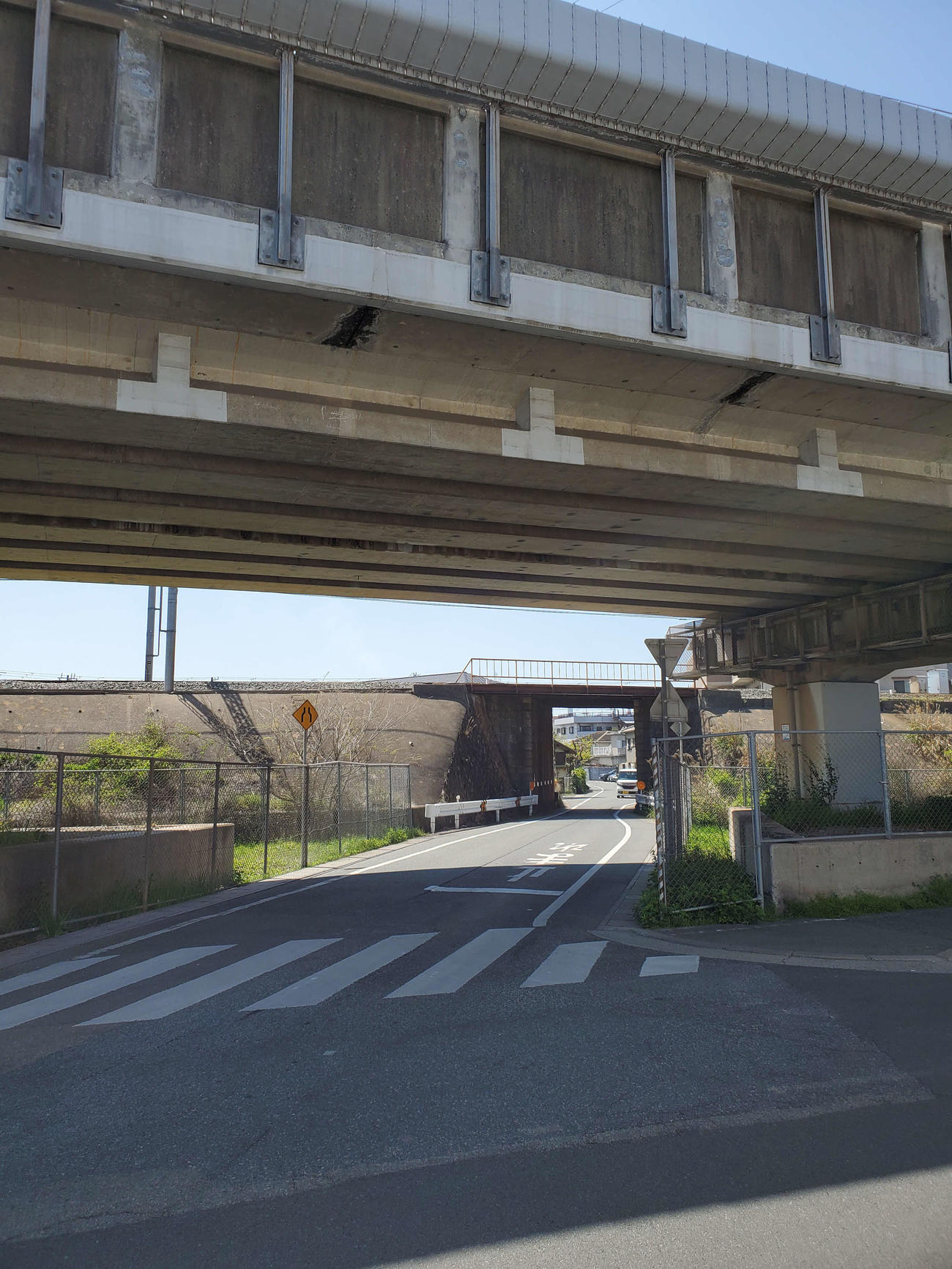 〈16〉廃線跡は新幹線（手前）と山陽電車をくぐっていく