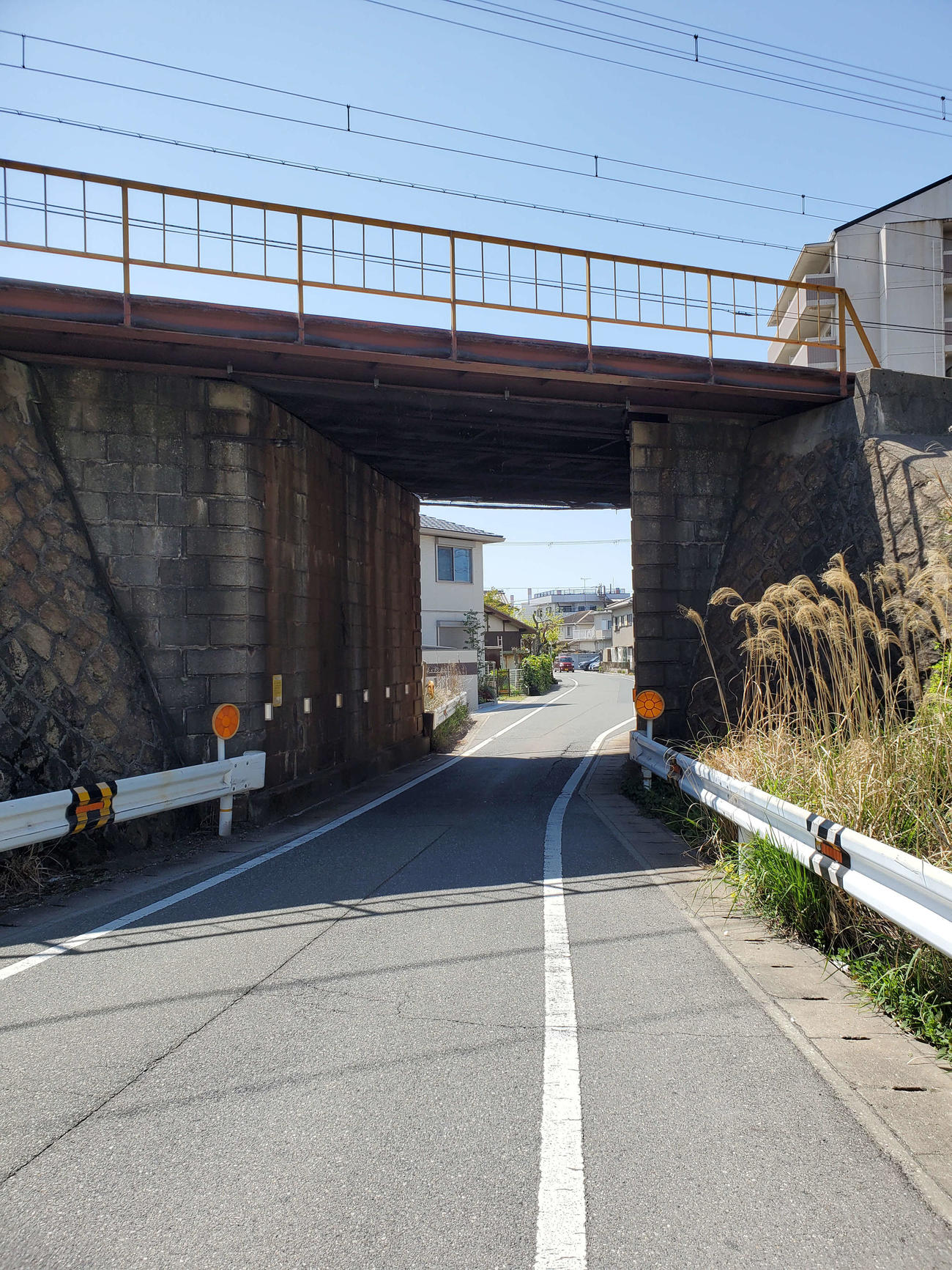 〈17〉山陽電車をくぐっていた部分だけが狭くなっていることで廃線跡だと分かる
