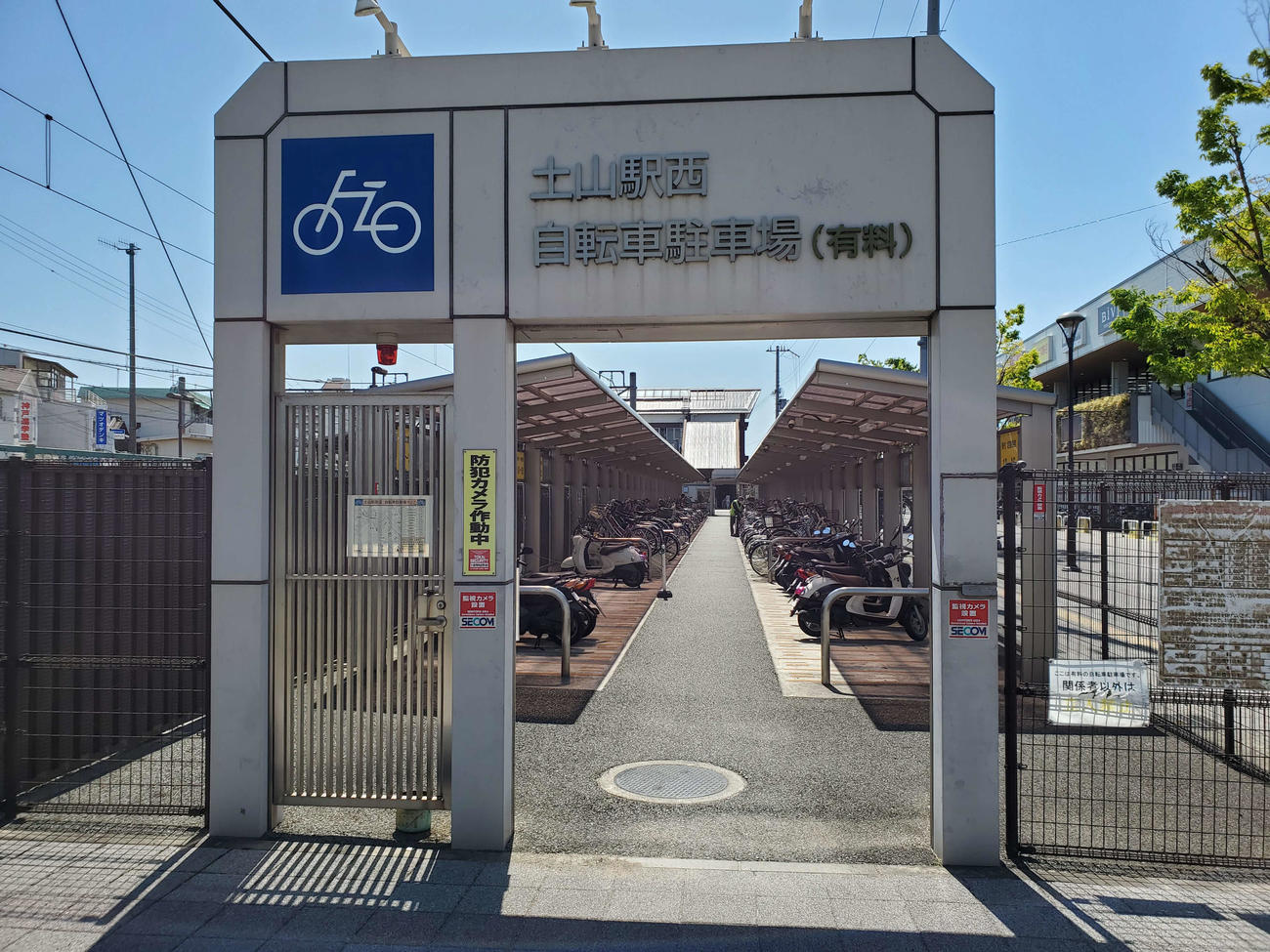 〈5〉駐輪場も廃線跡と思われる
