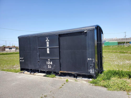 〈13〉かつての貨車が倉庫に利用されているようだ