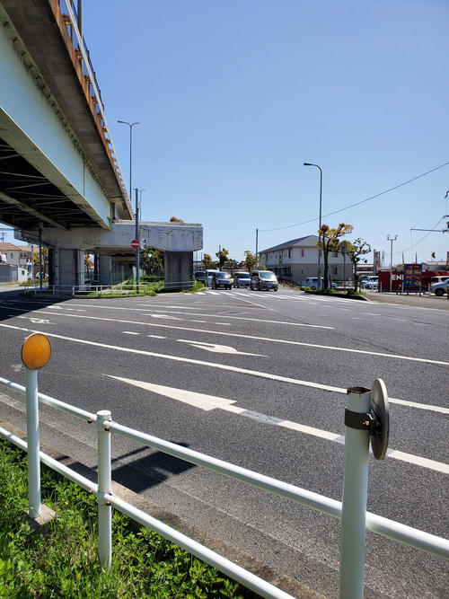 〈15〉片側が高架、片側は地上と不自然な構造となつている交差