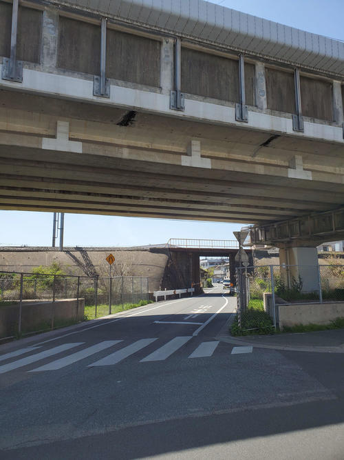 〈16〉廃線跡は新幹線（手前）と山陽電車をくぐっていく