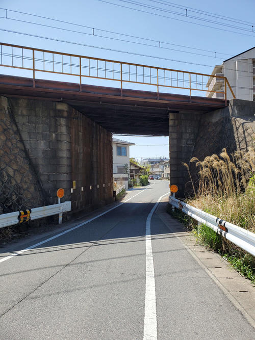 〈17〉山陽電車をくぐっていた部分だけが狭くなっていることで廃線跡だと分かる