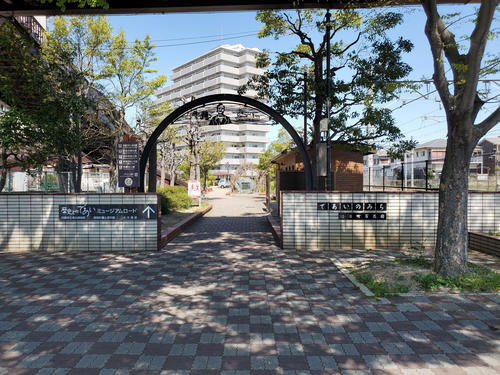 〈4〉廃線跡が「であいの道」として整備されている