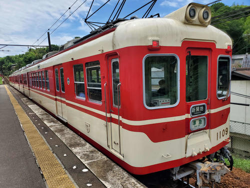 〈12〉三木上の丸駅に入線する1970年製造の神戸電鉄の1100形