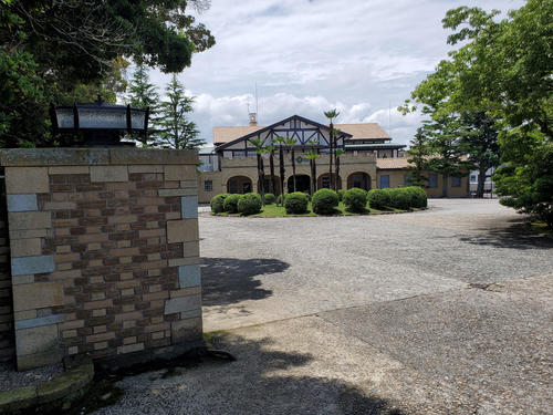〈5〉駅を降りると目の前が広野ゴルフ倶楽部の正門