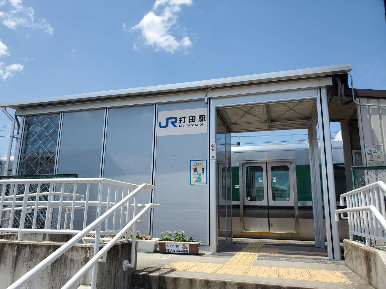 〈12〉反対ホームにある簡易駅舎