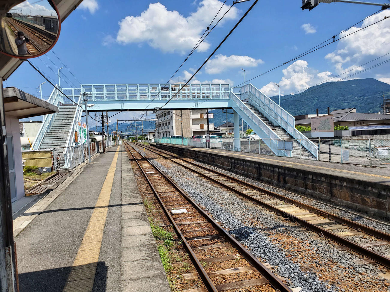 〈13〉ホームを結ぶ跨線橋は駅の外にある