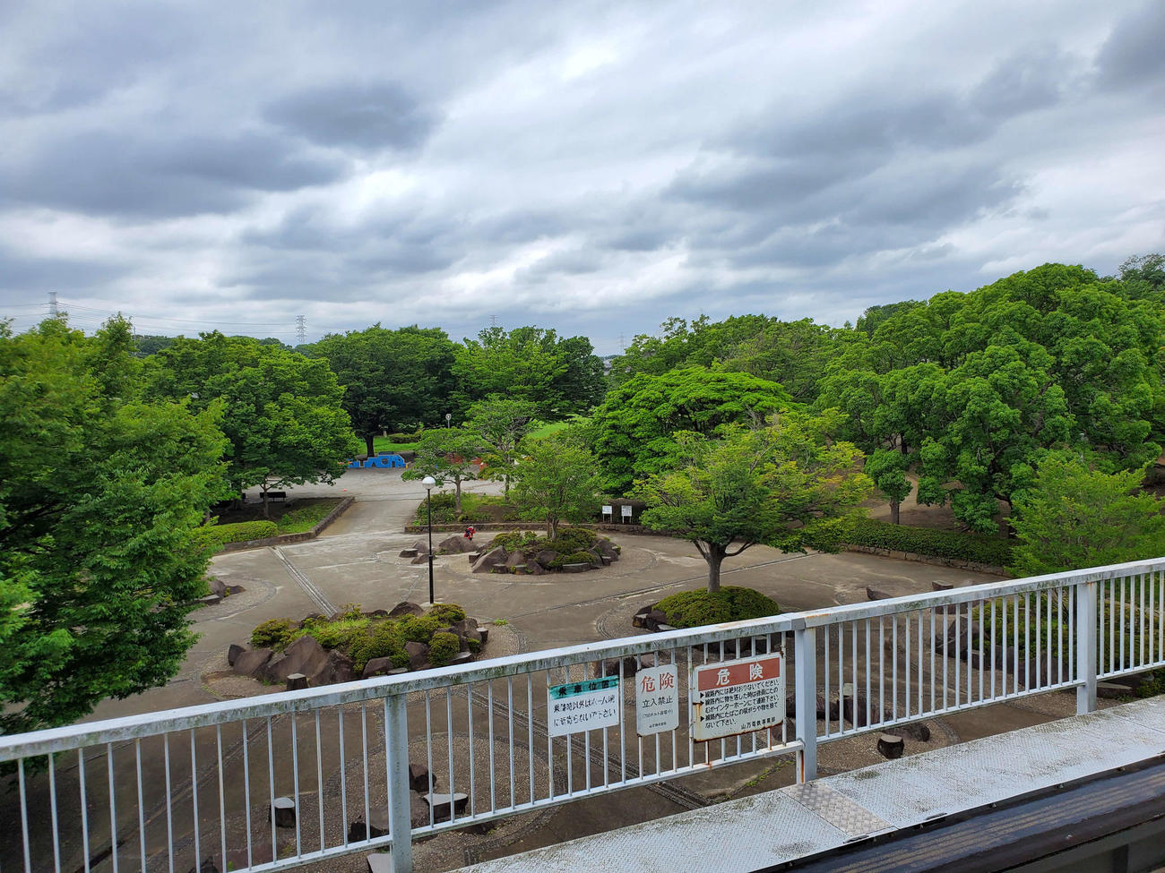 〈11〉駅名の由来となった公園が広がる
