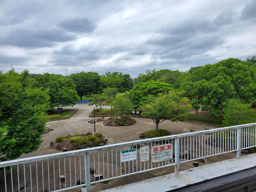 〈11〉駅名の由来となった公園が広がる