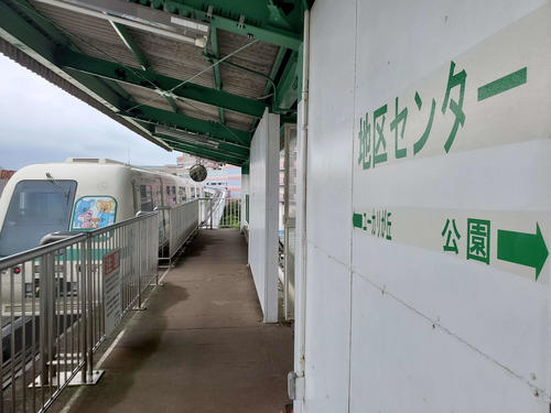 〈8〉地区センターの駅名標。ここでは一方通行ではないので両側の駅名が書かれている