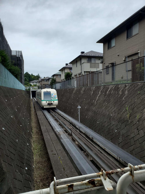 〈8〉井野では住宅をぬうように走る