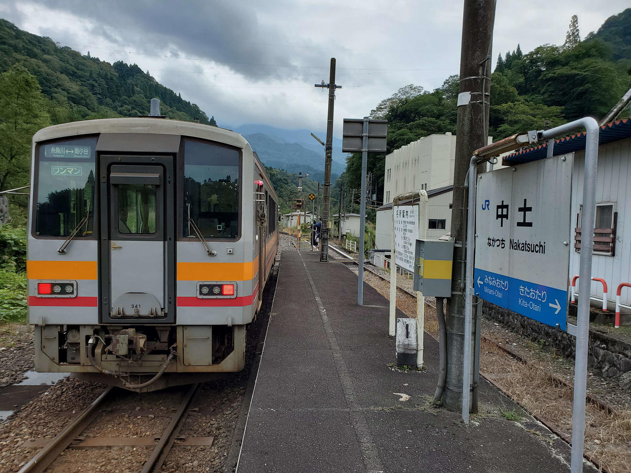 〈11〉中土駅のキハ120。片側ホームに線路は残るが使用されていない