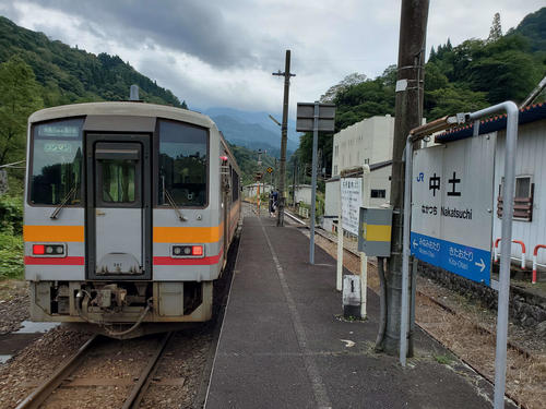 〈11〉中土駅のキハ120。片側ホームに線路は残るが使用されていない