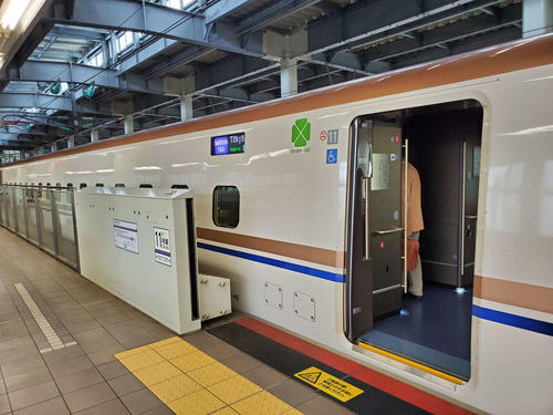 〈12〉金沢から北陸新幹線のグリーン車に乗り込む