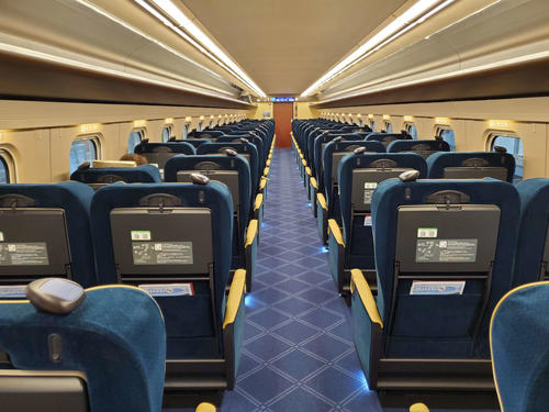 〈13〉明るすぎず暗すぎず車内の照明は落ち着いている
