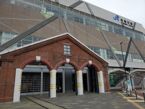 〈4〉糸魚川駅のアルプス口には駅の代名詞だったレンガ車庫の壁が残されている