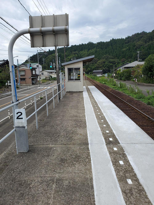 〈6〉姫川駅は大糸線で最も新しい駅でホームと待合所だけの簡素な構造