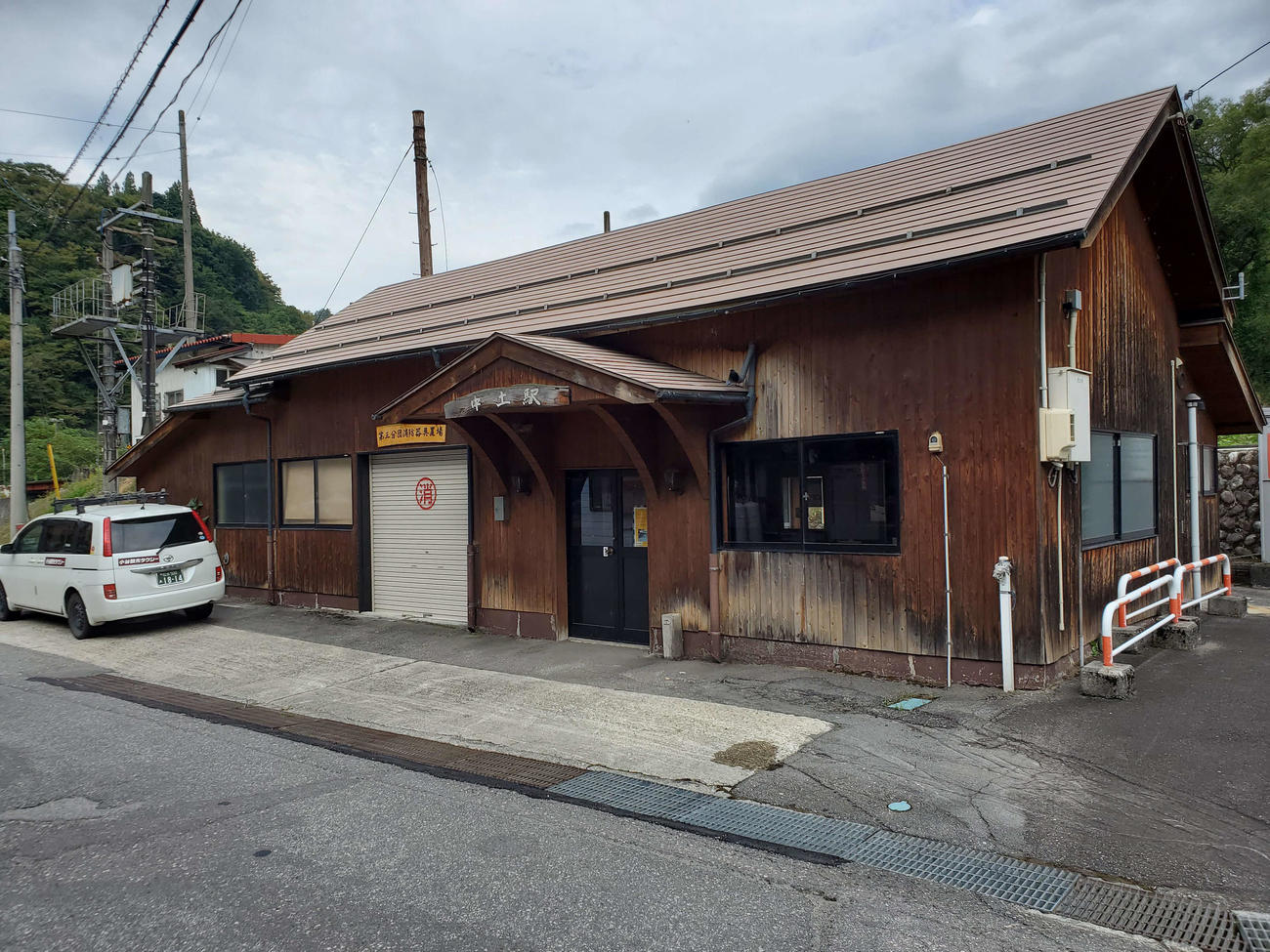 〈1〉中土駅からはバスに乗り換え