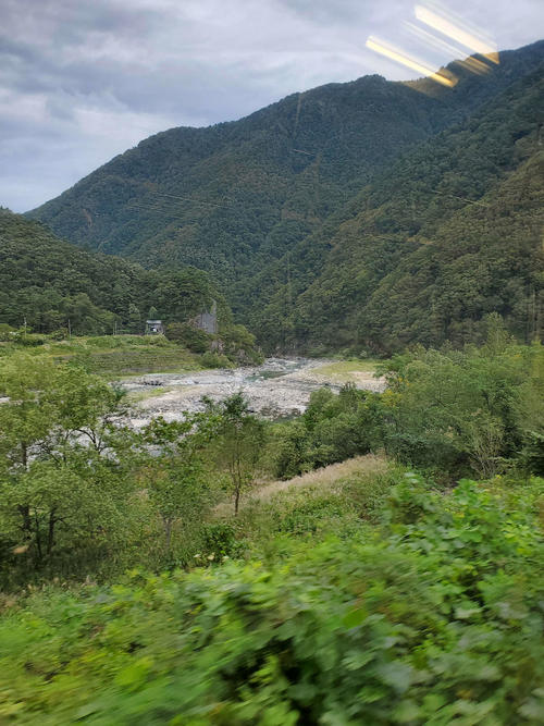 〈13〉車窓にはずっと姫川の渓谷が映る