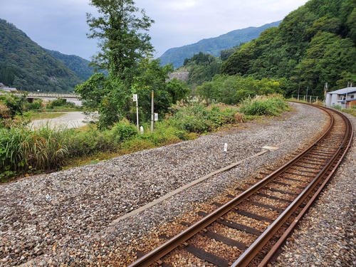 〈17〉北小谷はホームと川が近い