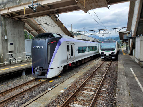 〈7〉南小谷から南側は電化区間。特急「あずさ」とリゾートビューふるさとが停車していた