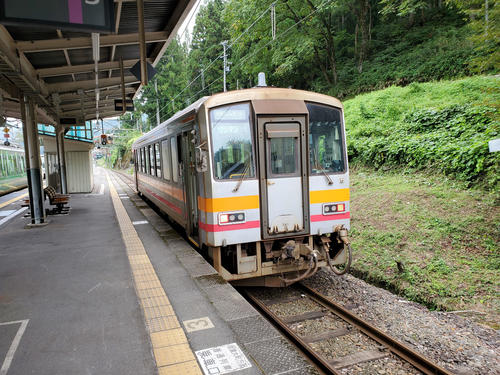 〈8〉私が乗車するのはJR西日本のキハ120