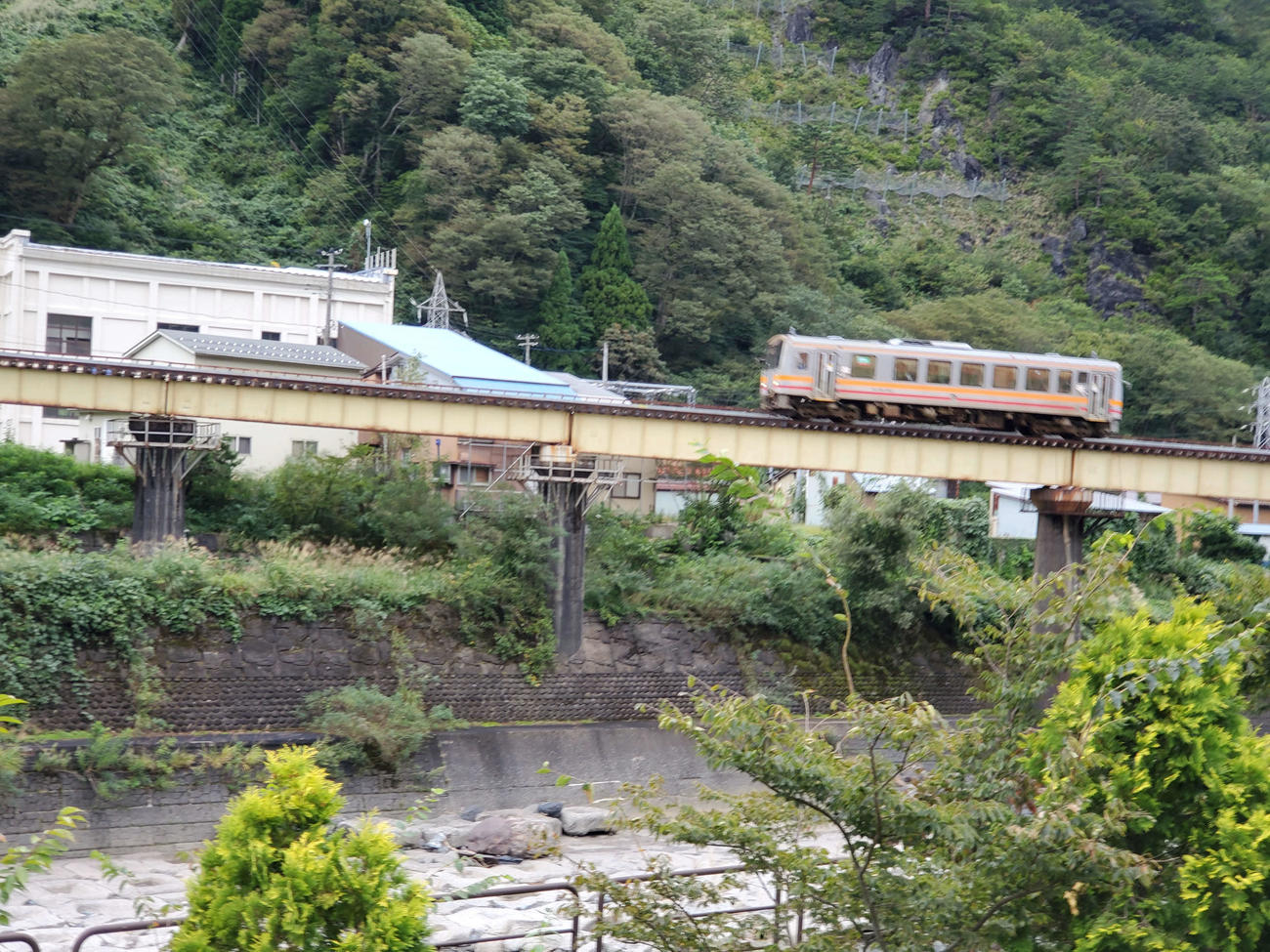 〈1〉部屋の目の前の鉄橋をキハ120が駆ける
