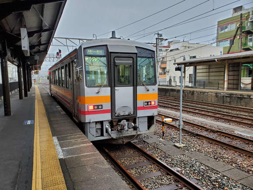 〈18〉糸魚川駅で出発を待つ南小谷行き。2019年7月に撮影したものだが、この時は乗車はしなかった