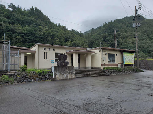 〈3〉平岩は大糸北線では珍しいコンクリート駅舎