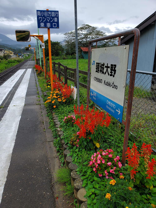 〈9〉ホームの花壇はきれいに整備されている