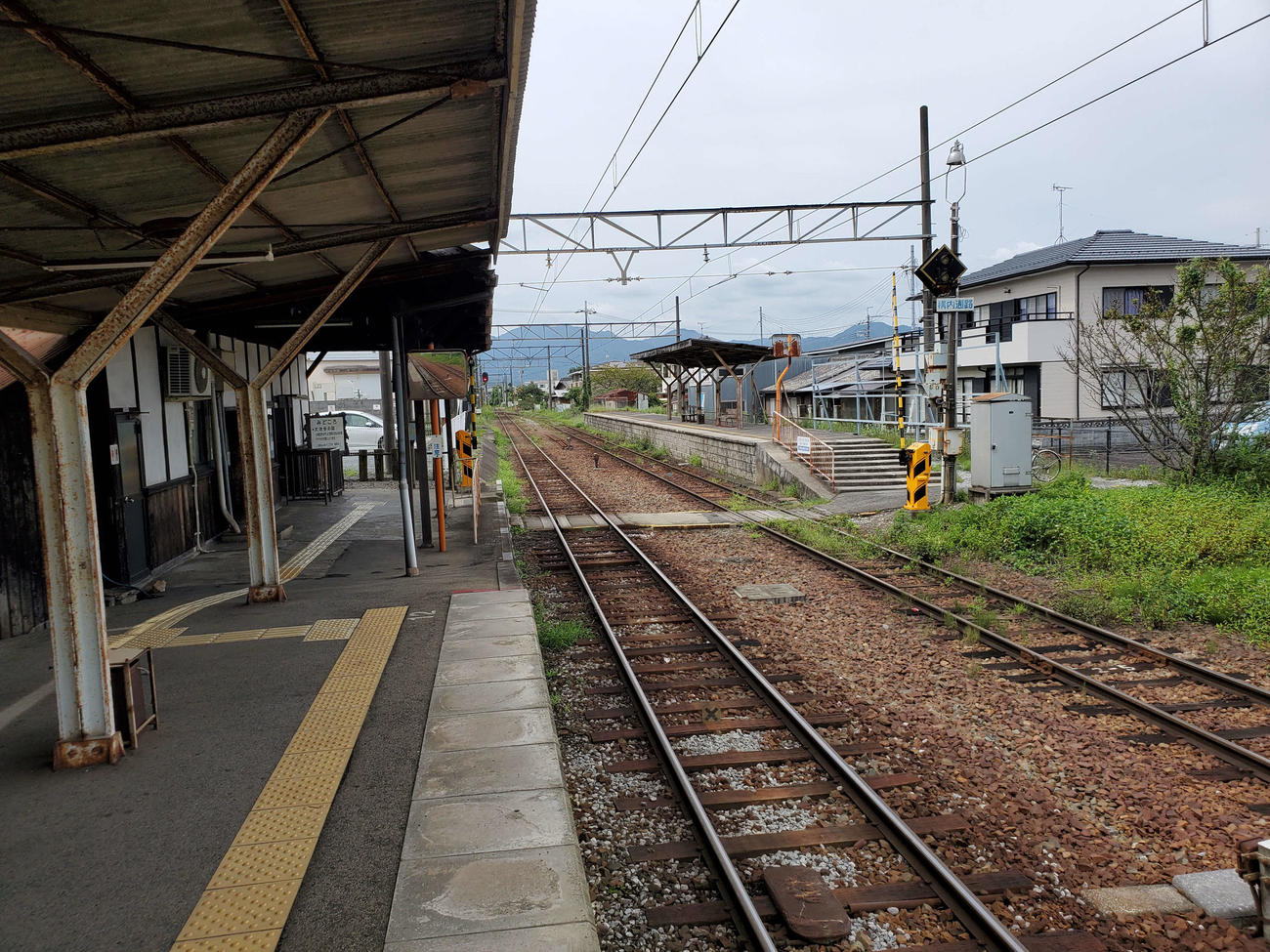 〈14〉2面のホームが千鳥状に配されている
