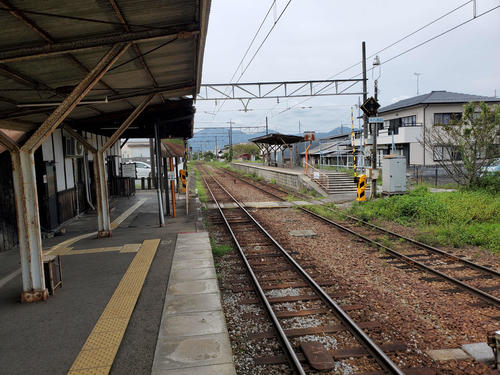 〈14〉2面のホームが千鳥状に配されている