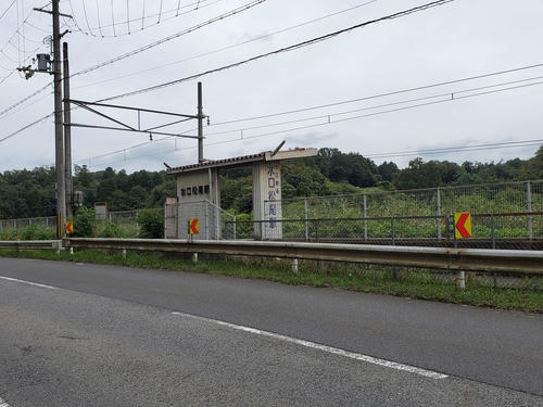 〈18〉水口松尾は国道沿いにホームと待合所だけが設けられている