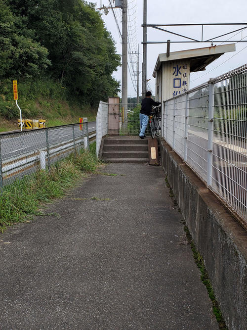 〈20〉自転車でホームに向かう