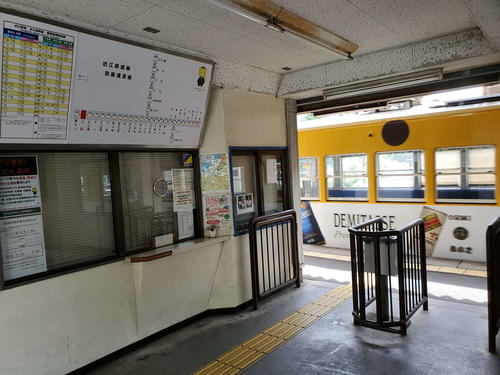 〈8〉水口城南の改札。時間帯によって駅員がいる