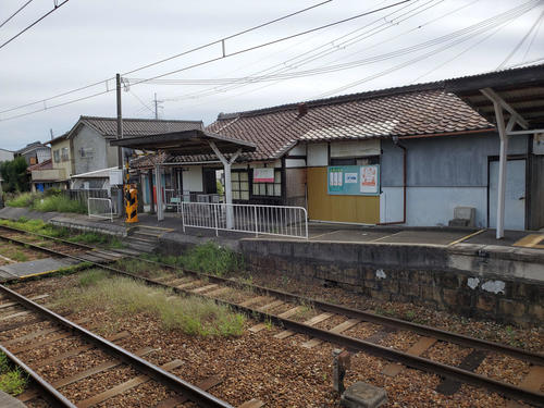 〈11〉ホーム側から駅舎を見る