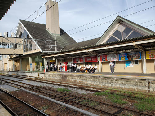 〈13〉近江鉄道の中心駅となる八日市の平日夕方は高校生でいっぱいとなる